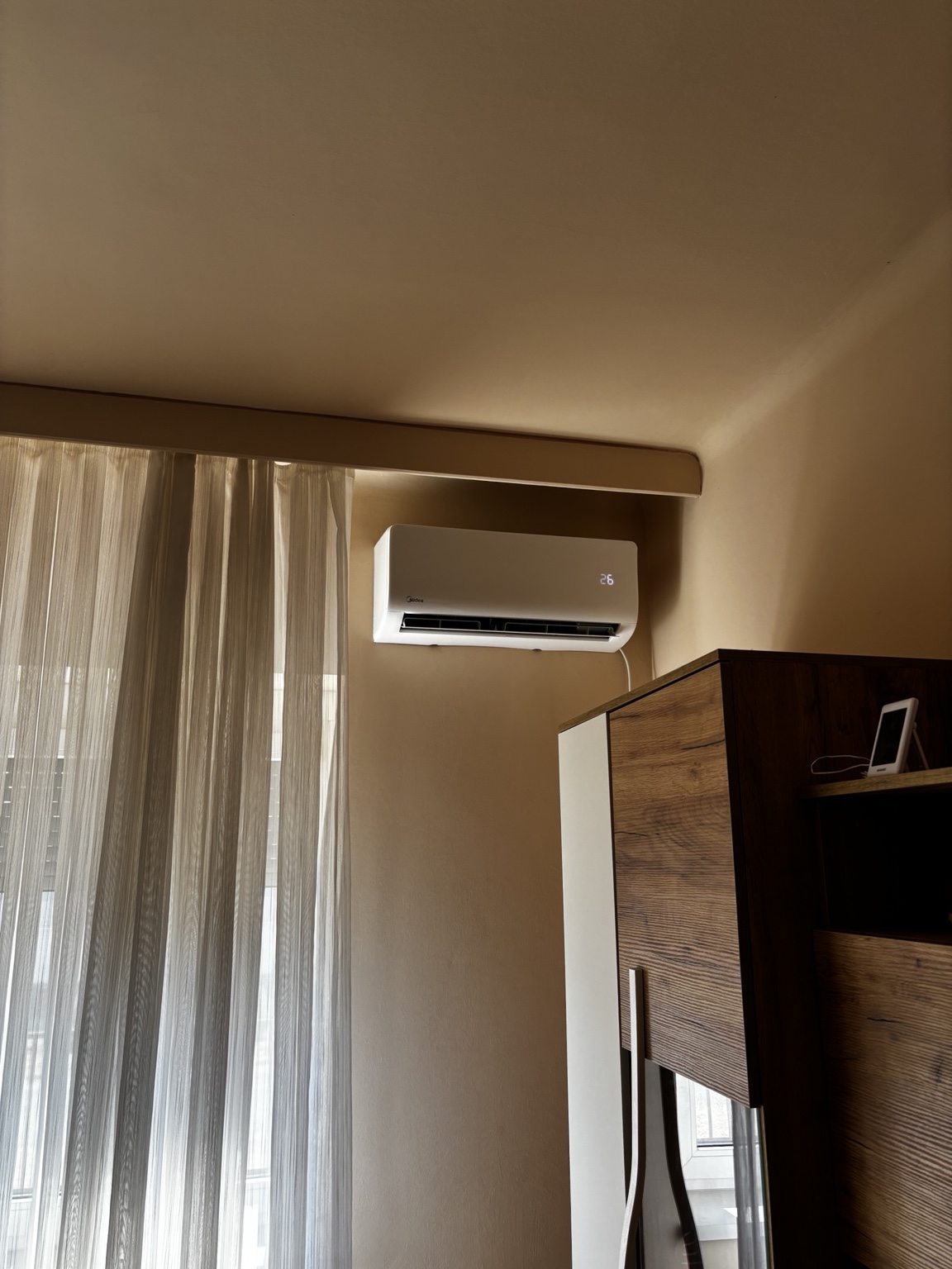 Midea beltéri egység lakótérben