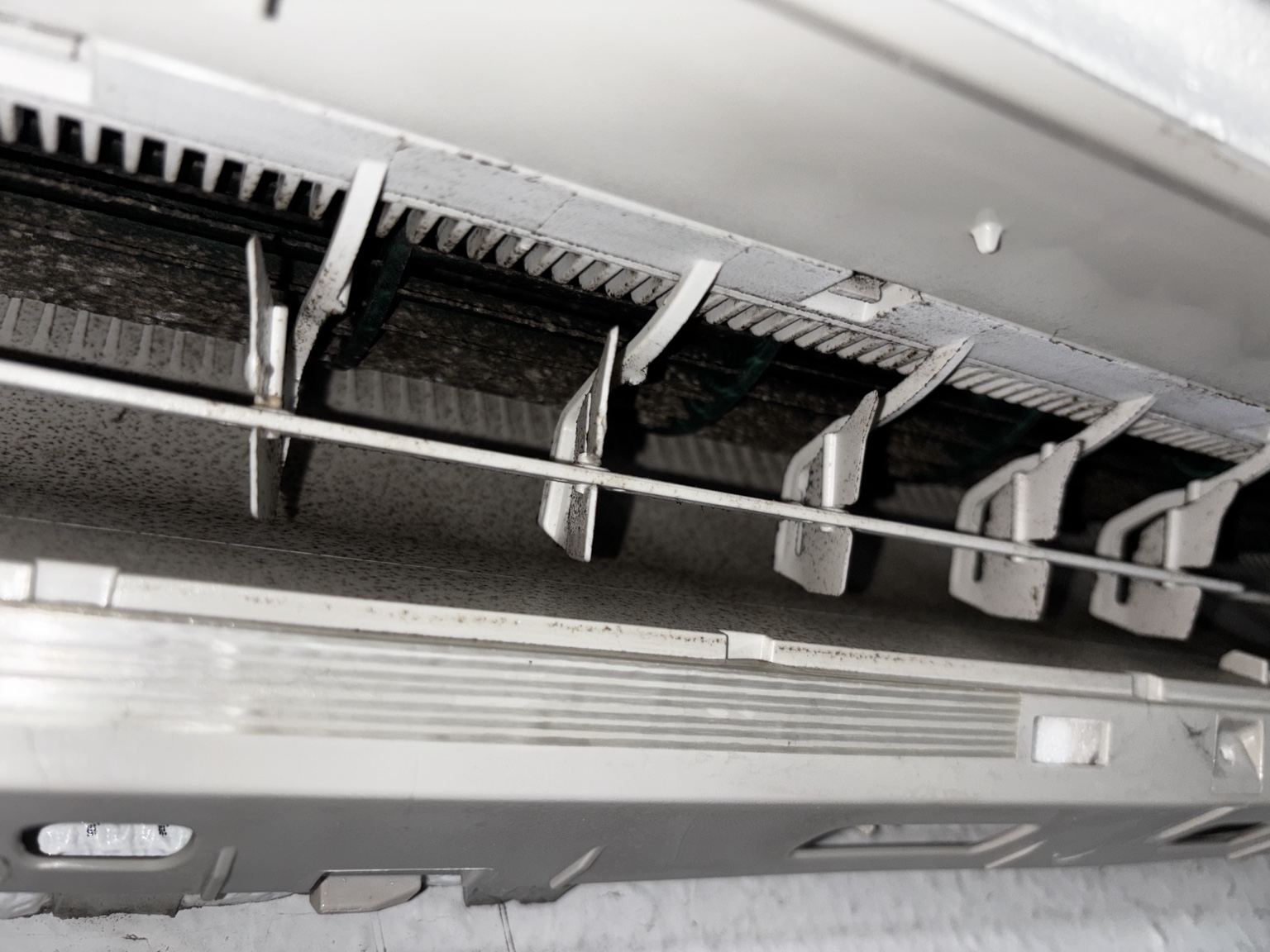 Szennyezett ventilátor és légterelők – tisztítás előtt